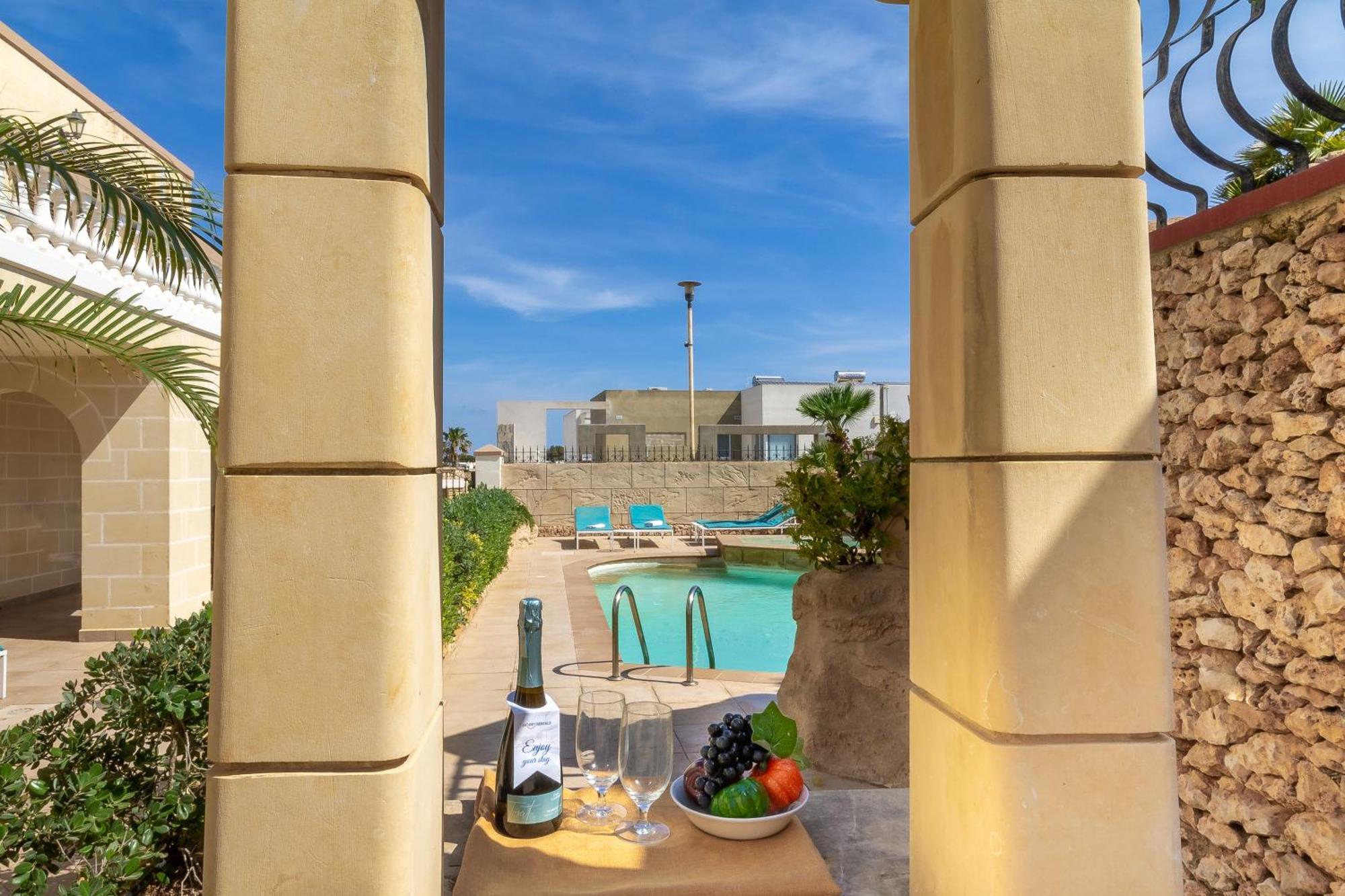 Villa & Pool Apartments In Mellieha Bay Екстер'єр фото