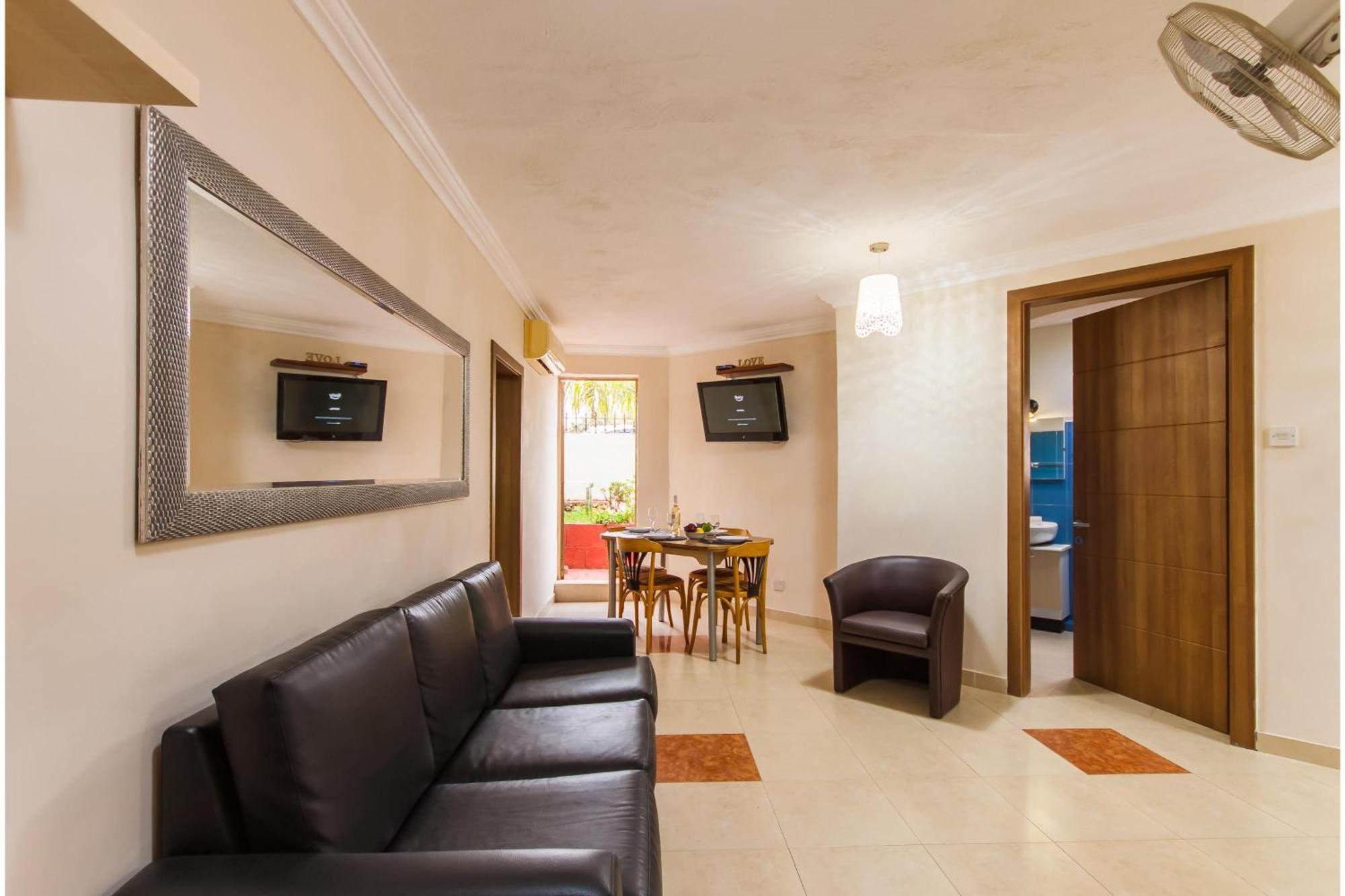 Villa & Pool Apartments In Mellieha Bay Екстер'єр фото